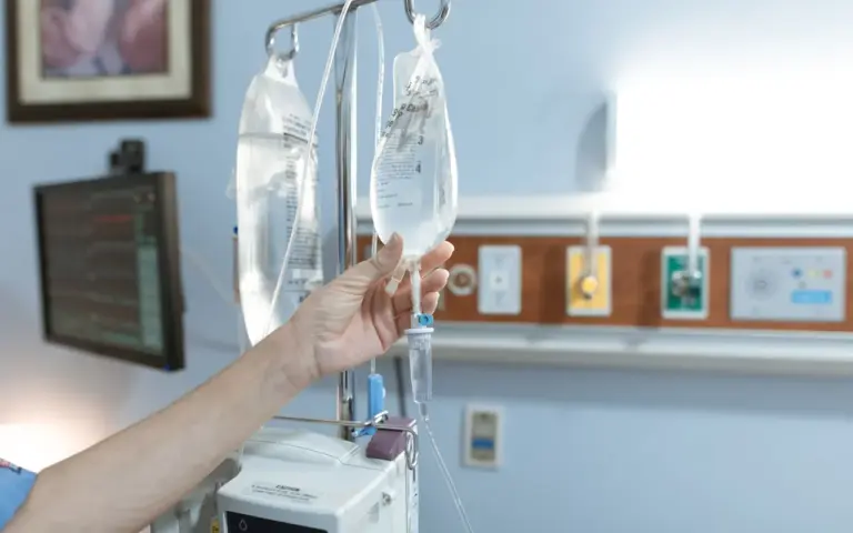 Choc septique traité à l'hôpital ou à domicile, quelle prise en charge l'emporte vraiment