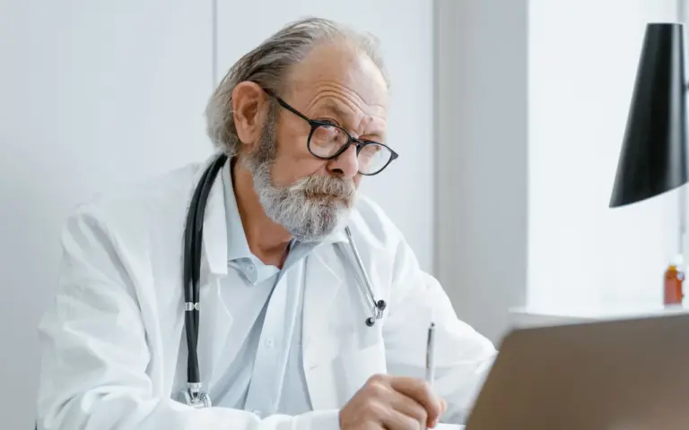 Comparer les examens du dépistage homme 50 ans pour rester en bonne santé