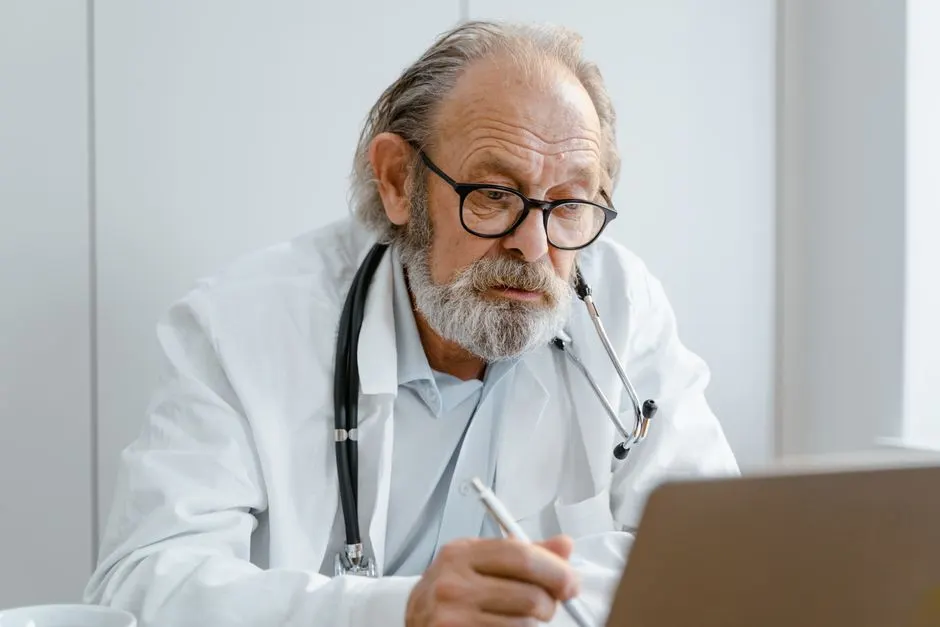 Comparer les examens du dépistage homme 50 ans pour rester en bonne santé