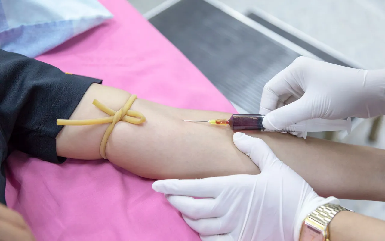 Comprendre le temps d'une analyse de sang aux urgences pour mieux anticiper votre prise en charge