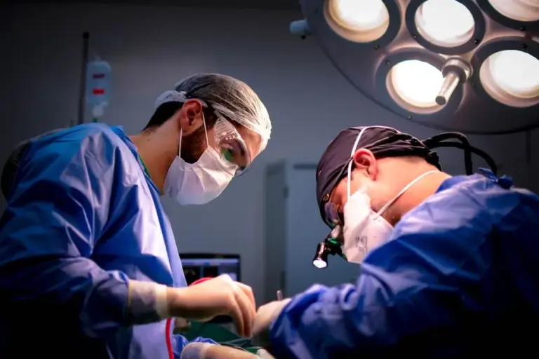 Docteur Pozzetto, chirurgien orthopédiste reconnu pour la précision de ses prises en charge