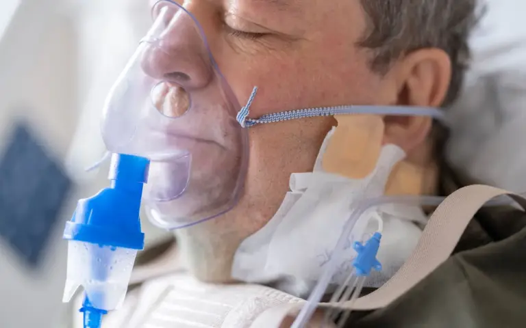 Un patient inconscient aux urgences et la fast track intubation s'impose