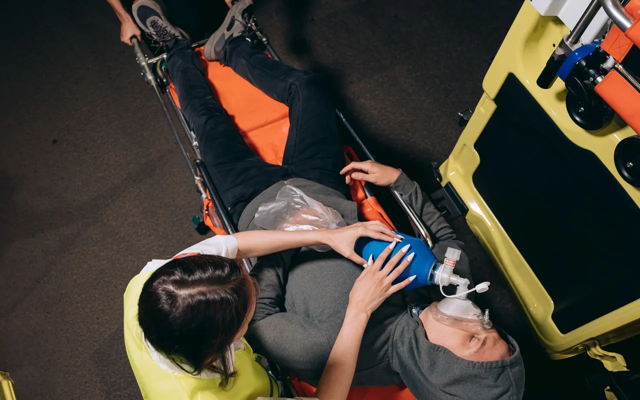 Un patient inconscient aux urgences et la fast track intubation s'impose