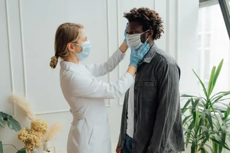 Une infirmière face à un patient grippé : comment appliquer la précaution complémentaire gouttelette