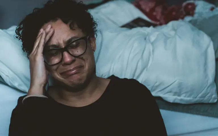 Quand la ménopause vole le sommeil, quelle approche choisir pour retrouver des nuits sereines