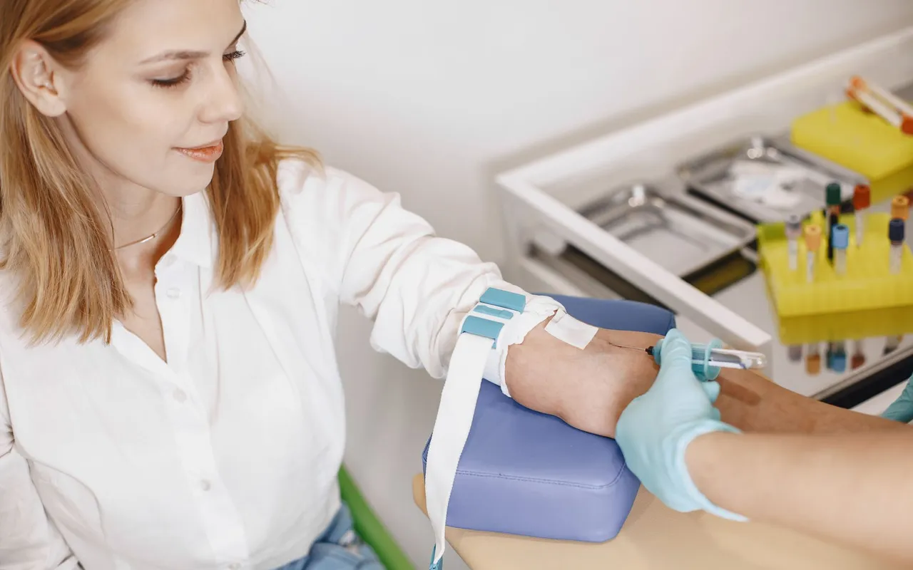 Comprendre le temps d'une analyse de sang aux urgences pour mieux anticiper votre prise en charge