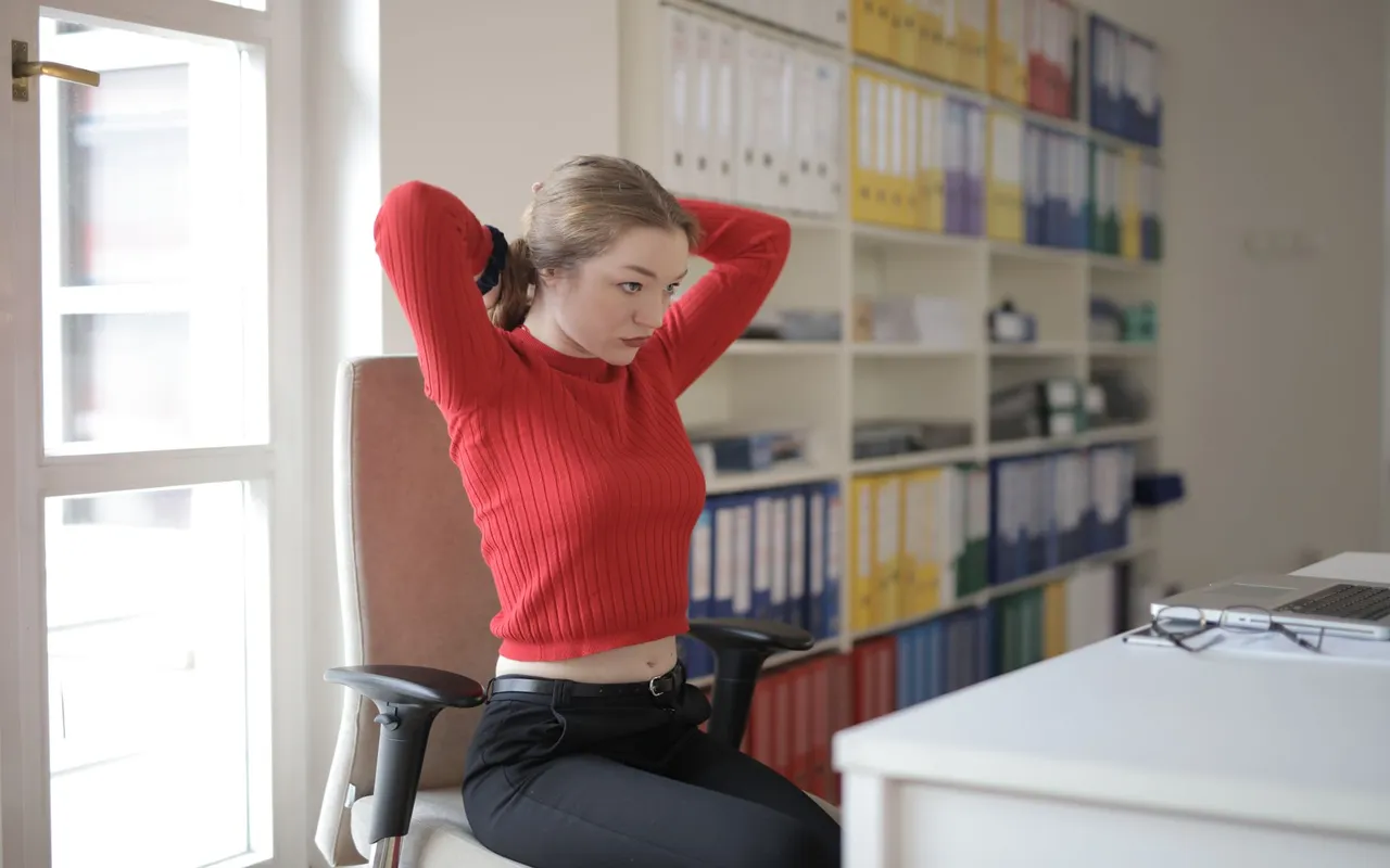 Quand votre dos paie le prix d'une journée entière au bureau — Soulager les douleurs lombaires sans quitter son bureau