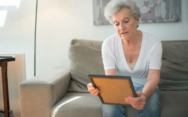 Perte de mémoire à 60 ans : 5 questions pour savoir ce qui est normal