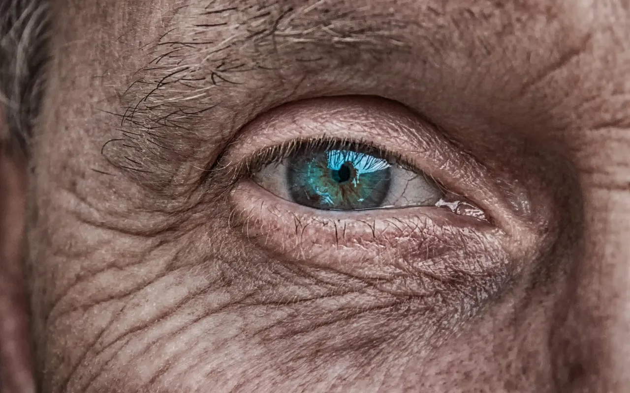 Vision qui baisse à 65 ans, est-ce vraiment inévitable ? — Vieillissement normal de l'œil ou signal d'alarme