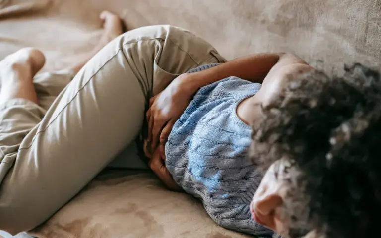 Vos règles vous clouent au lit chaque mois : à quel moment consulter un médecin ?